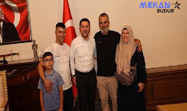 Nevşehir Belediye Başkanı Rasim Arı, Kurban Bayramı öncesinde kendisini ziyaret ederek hem talep ve önerilerini hem de hayırlı olsun dileklerini iletmek isteyen vatandaşları konuk etti