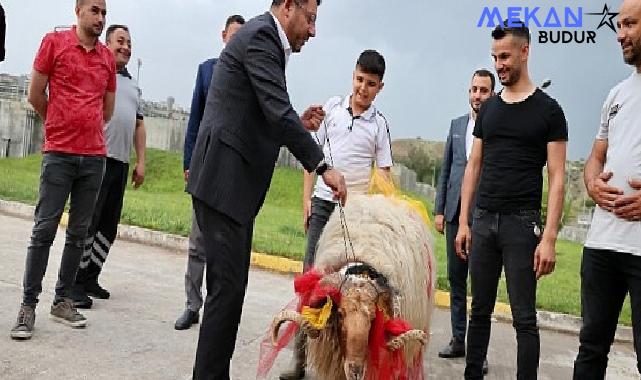 Nevşehir Belediye Başkanı Rasim Arı, Kurban Bayramı’nda ihtiyaç sahibi ailelere kurban eti dağıtımı için başlatılan kampanyaya destek veren tüm hayırseverlere teşekkür etti