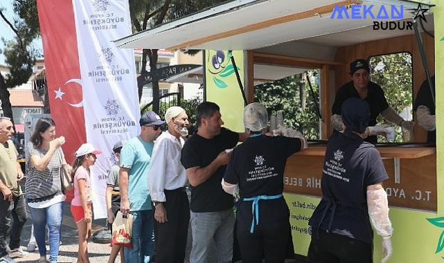 Aydın Büyükşehir Belediyesi, sıcak havaların etkili olduğu bu günlerde kent genelinde vatandaşların serinlemesi için limonata dağıtımı gerçekleştirdi