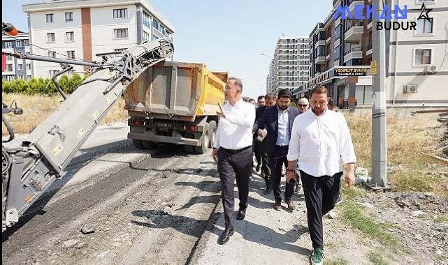 Beylikdüzü’nde ilçenin altyapısını güçlendirmek ve yolların kalitesini artırmak amacıyla başlatılan asfaltlama çalışmaları tüm hızıyla devam ediyor