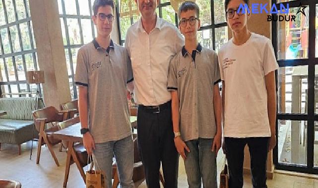 Gölcük Belediye Başkanı Ali Yıldırım Sezer, LGS’de tam puan alarak 1. olan Gölcüklü 3 öğrenci ile bir araya gelerek öğrencileri tebrik etti