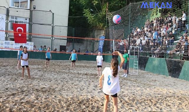 Gölcük Belediyesi yaz spor etkinlikleri kapsamında düzenlenen Play Voleybolu Turnuvası, 19 Temmuz Cuma akşamı başlıyor