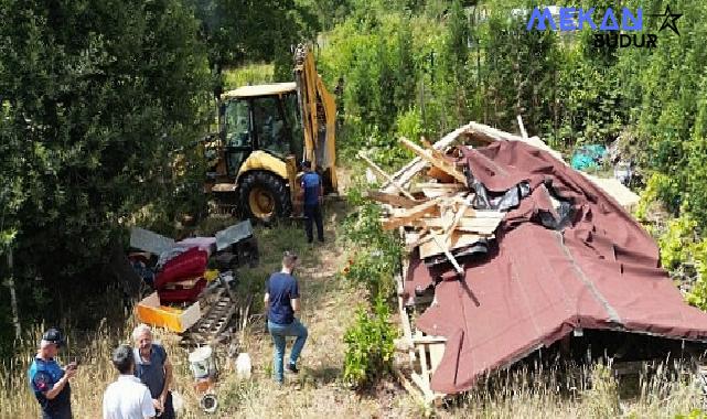 Kartepe Belediyesi Yapı Kontrol Müdürlüğü ekipleri Uzuntarla Mahallesi SEKA Kamp çevresinde 11 kaçak yapının yıkımını gerçekleştirdi