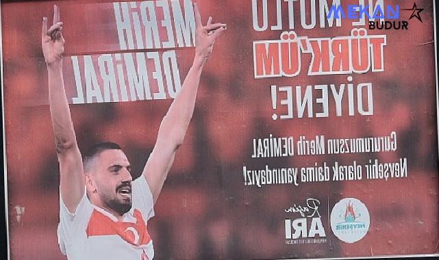 Nevşehir Belediye Başkanı Rasim Arı, bozkurt işareti yaptığı gerekçesiyle 2 maç men cezası alan Merih Demiral’a şehrin dört bir tarafına astırdığı billboardlarla destek verdi