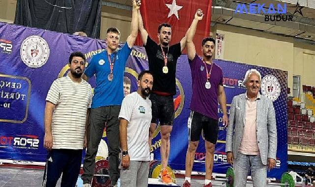 Nevşehir Belediyesi sporcusu Serdar Benli, Gençler Kulüpler Türkiye Halter Şampiyonası’nda toplamda 268 kg kaldırarak Türkiye üçüncüsü olmayı başardı