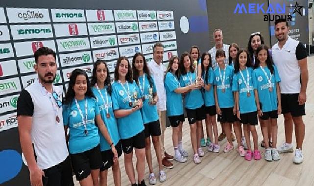 Nevşehir Belediyesi U13 Sutopu Takımı katıldığı Türkiye Şampiyonasında üçüncü olmayı başarırken sporcularımız En Çok Gol Atan Oyuncu ve En İyi Kaleci ödüllerinin de sahibi oldu