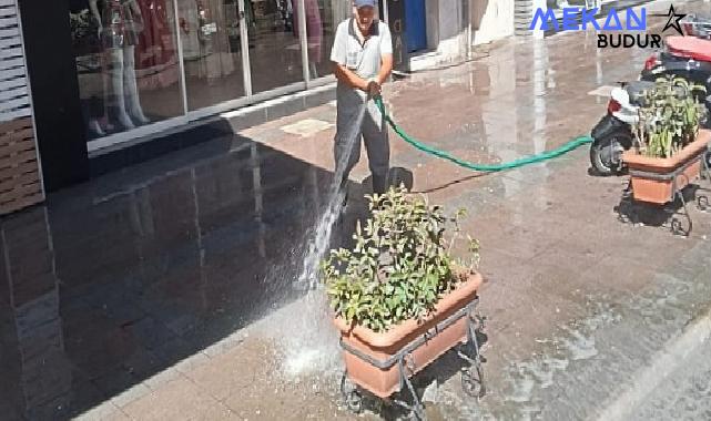 Salihli Belediyesi Temizlik İşleri Müdürlüğüne bağlı ekipler cadde ve sokak yıkama çalışmalarına ara vermeden devam ediyor