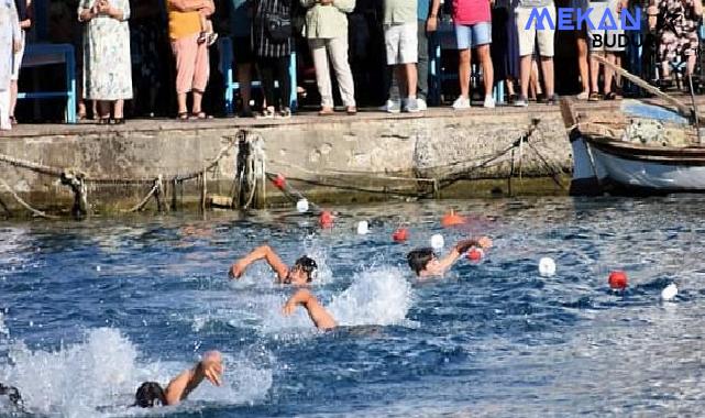 Törenler Foça Cumhuriyet Meydanında gerçekleşen Çelenk Sunumu ile başladı