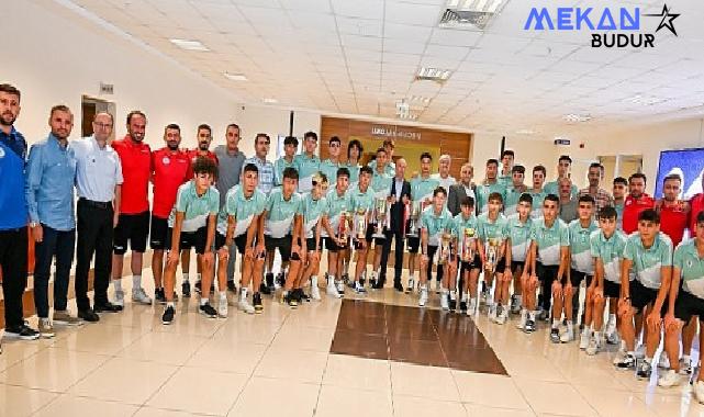 U17 Türkiye Şampiyonası’nda Konya’yı temsil ederek şampiyonada Türkiye ikincisi olan Selçuklu Belediyespor Kulübü U17 Futbol Takımı, Selçuklu Belediye Başkanı Ahmet Pekyatırmacı’yı ziyaret etti