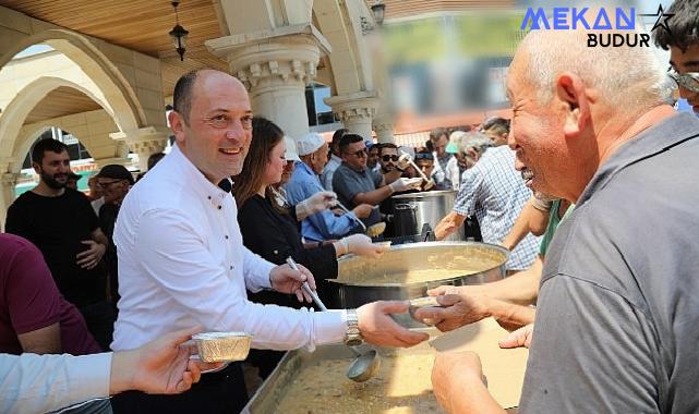 Muharrem ayı sebebiyle Geyve Belediyesi tarafından ilçe sakinlerine bolluk ve bereketin simgesi olan aşure ikram edildi