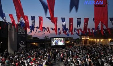 Üsküdar Belediyesi ev sahipliğinde açık alanlarda yapılan geleneksel sinema günlerinin ilki “Neşeli Günler” film gösterimiyle başladı