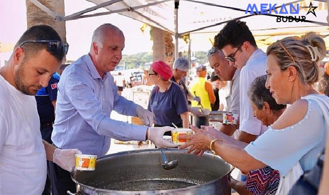 Ayvalık Belediyesi Sosyal Yardım İşleri Müdürlüğü’nce ‘Aşure Günü’ nedeniyle Cumhuriyet Meydanı’nda 4 bin kişiye aşure dağıtıldı