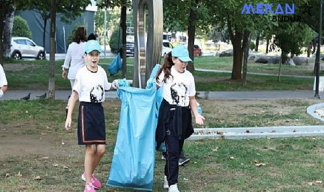 Başkan Şadi Özdemir öğrencilerle parkta temizlik yaptı