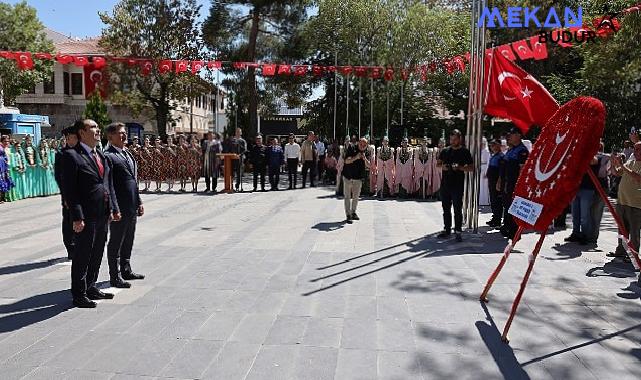 Bu yıl 1-4 Ağustos tarihlerinde kutlanan Uluslararası Karaman Türk Dünyası Şöleni, çelenk sunma töreni ile başladı.