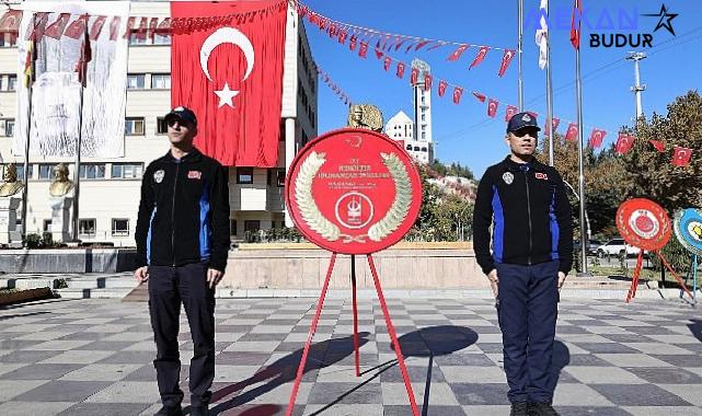 Cumhuriyet Bayramı kutlamaları çelenk sunma ile başladı