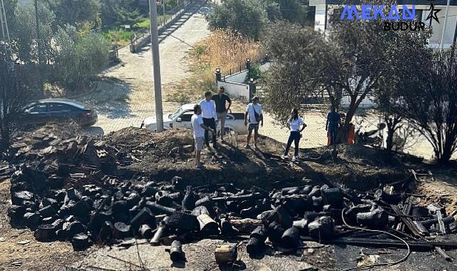 Dün akşam saatlerinde Pelitköy Mahallesi, Grupkent mevkiinde futbol ve basketbol sahalarının bulunduğu alanda çıkan yangın, rüzgarın etkisiyle kısa sürede şiddetini artırarak çevrede endişe yarattı.