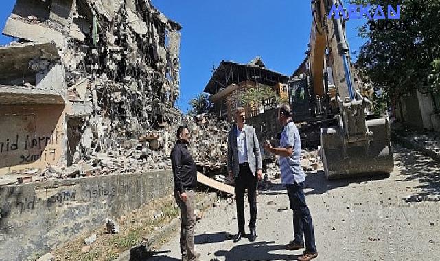 Gölcük Belediyesi, ilçedeki riskli yapıları bir bir yıkarak ortadan kaldırmaya devam ediyor.