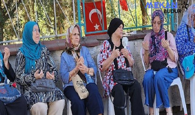 Gölcük Belediyesi, merkez üssü Gölcük olan 17 Ağustos Depreminin 25. yılında deprem şehitleri için mezarları başında anma töreni düzenledi