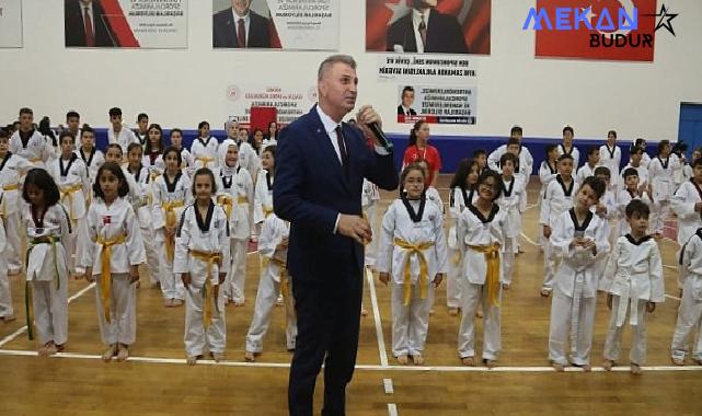 Gölcük Belediyespor bünyesindeki Taekwondo branşında bulunan 330 sporcu, düzenlenen törenle kuşak atladı.