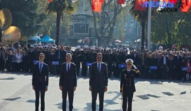 Gölcük’te 29 Ekim Cumhuriyet Bayramı’nın 101. yıldönümü kapsamında Anıtpark’ta Atatürk Anıtı’na çelenk sunma töreni düzenlendi.