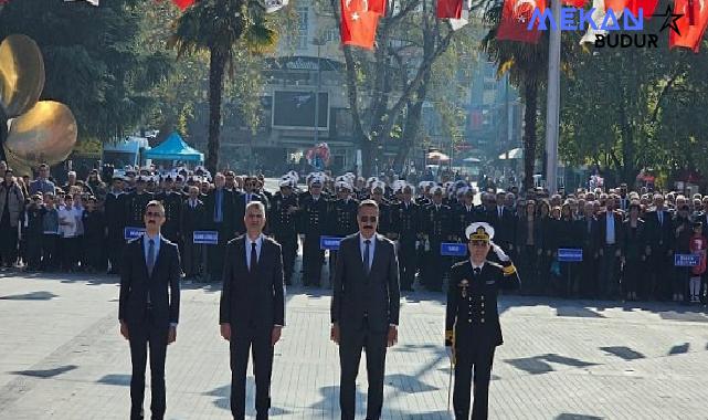 Gölcük’te 29 Ekim Cumhuriyet Bayramı’nın 101. yıldönümü kapsamında Anıtpark’ta Atatürk Anıtı’na çelenk sunma töreni düzenlendi.