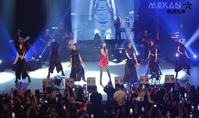 Hande Yener, Cumhuriyet Coşkusunu Küçükçekmece’de Zirveye Taşıdı