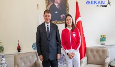 İlklere imza atan İzmirli yüzücü Başkan Tugay’la buluştu