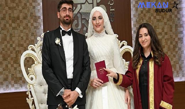 Konya’nın ilk ve tek kadın nikah memuru Esra Solak, Selçuklu Belediyesi Evlendirme Memurluğu’nda görevini başarı ile yürütüyor.