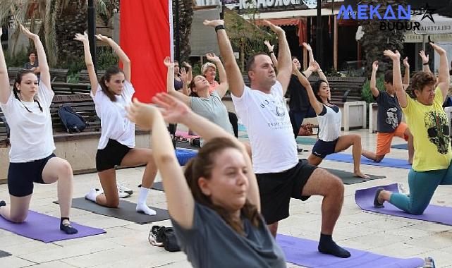 Mudanya Belediyesi ve Eflatun Yoga Yaşam Okulu’nun işbirliği ile Güzelyalı Atatürk Parkı’nda düzenlenen yoga etkinliği, pazar sabahına huzur dolu bir başlangıç getirdi.