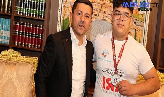 Nevşehir Belediye Başkanı Rasim Arı, Nevşehir Belediyesi Gençlik ve Spor Kulübü çatısı altında katıldığı çeşitli turnuvalarda derece elde eden sporcuları ödüllendirdi.