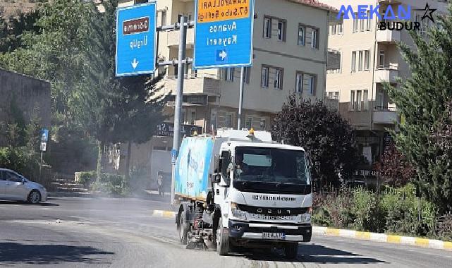 Nevşehir Belediyesi, hafta sonu tüm birimleriyle saha da altyapı ve üstyapı çalışmalarını sürdürüyor.