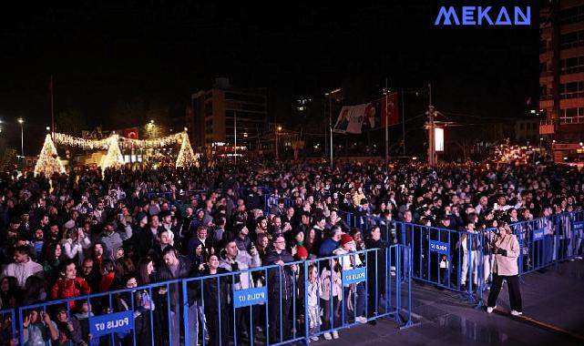 Antalyalılar yeni yıl coşkusunu Cumhuriyet Meydanı’nda yaşadı