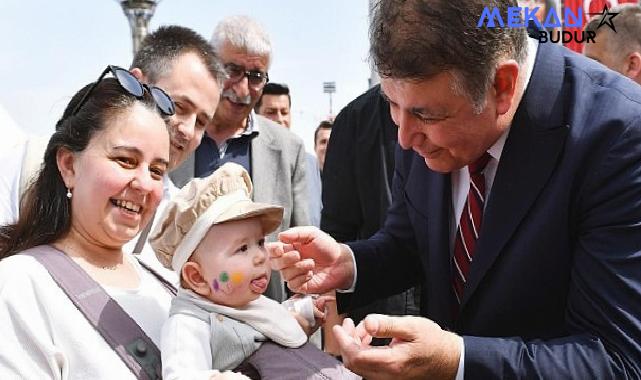 Başkan Tugay vadetti, uyguladı, yüzler güldü İzmirli kadınların “Anne Kart” mutluluğu