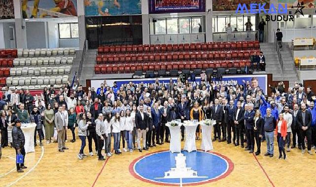 Büyükşehir Belediyesi’nin spor ailesi yeni yıl için bir araya geldi “Şampiyon olacağım diyen herkesin yanında olacağız”