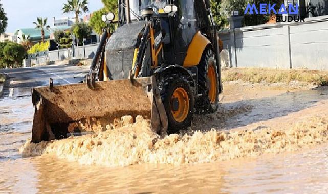 Çeşme Belediye ekipleri yoğun yağışa karşı sahada