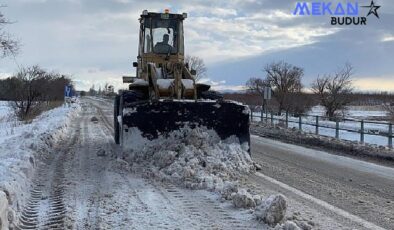 Çumra Belediyesi, kar yağışı dolayısıyla yol açma ve tuzlama çalışması yaptı