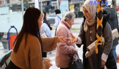 Didim Belediyesi, Regaip Kandili dolayısıyla Didim Merkez Camii önünde vatandaşlara kandil simidi ikramında bulundu