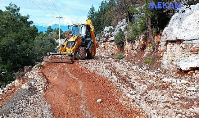 Finike’de taş ve mıcırla kaplanan yol temizlendi