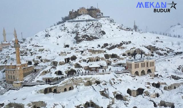 Kapadokya’nın Merkezi Nevşehir’de iki gündür etkili olan kar yağışı sonrasında Nevşehir Kalesi etrafındaki Kayaşehir beyaza büründü