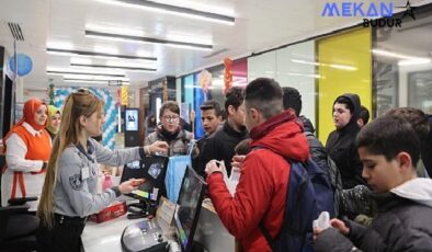 Selçuklu Belediye Başkanı Ahmet Pekyatırmacı, belediye hizmet binasına gelen çocuklara şivlilik dağıttı