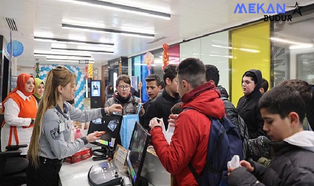 Selçuklu Belediye Başkanı Ahmet Pekyatırmacı, belediye hizmet binasına gelen çocuklara şivlilik dağıttı